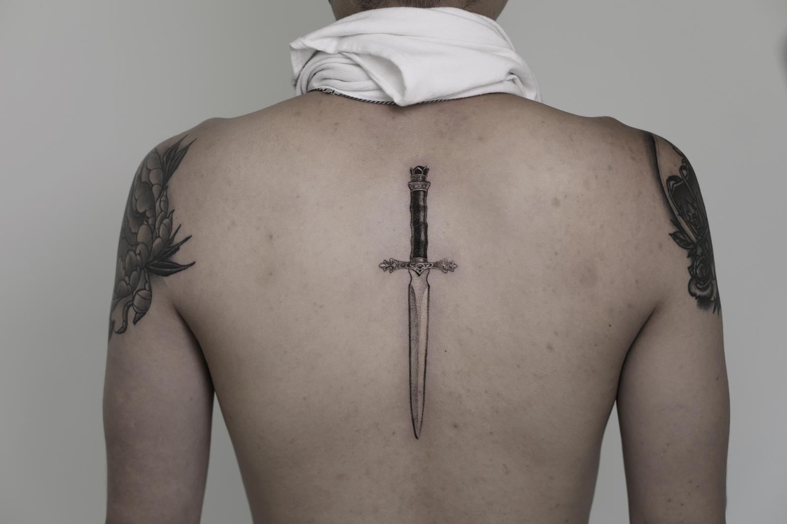 Татуировка крест на руке: значение, дизайн, символика