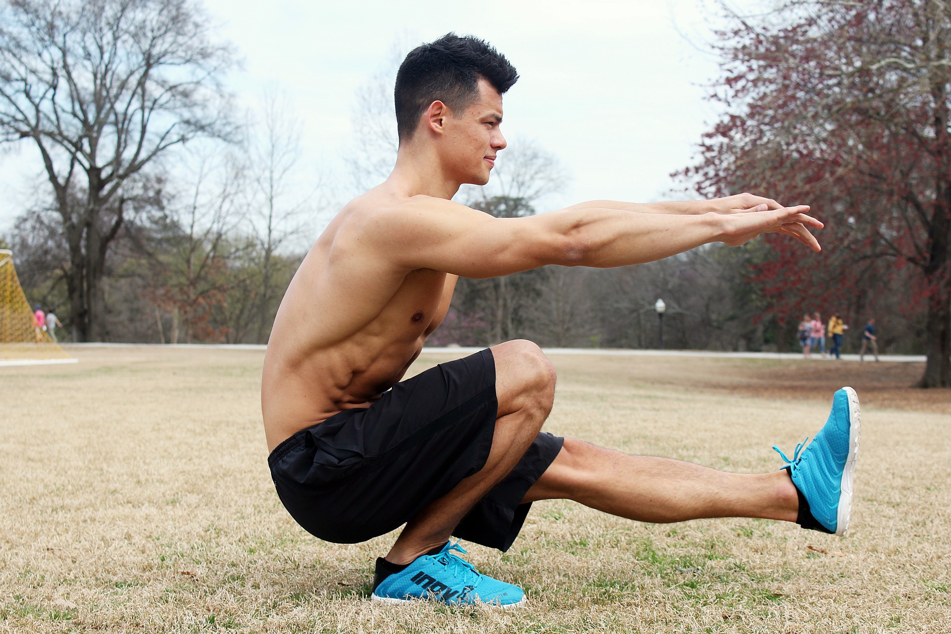 Укрепляем ноги и качаем попу дома: комплекс упражнений для мужчин