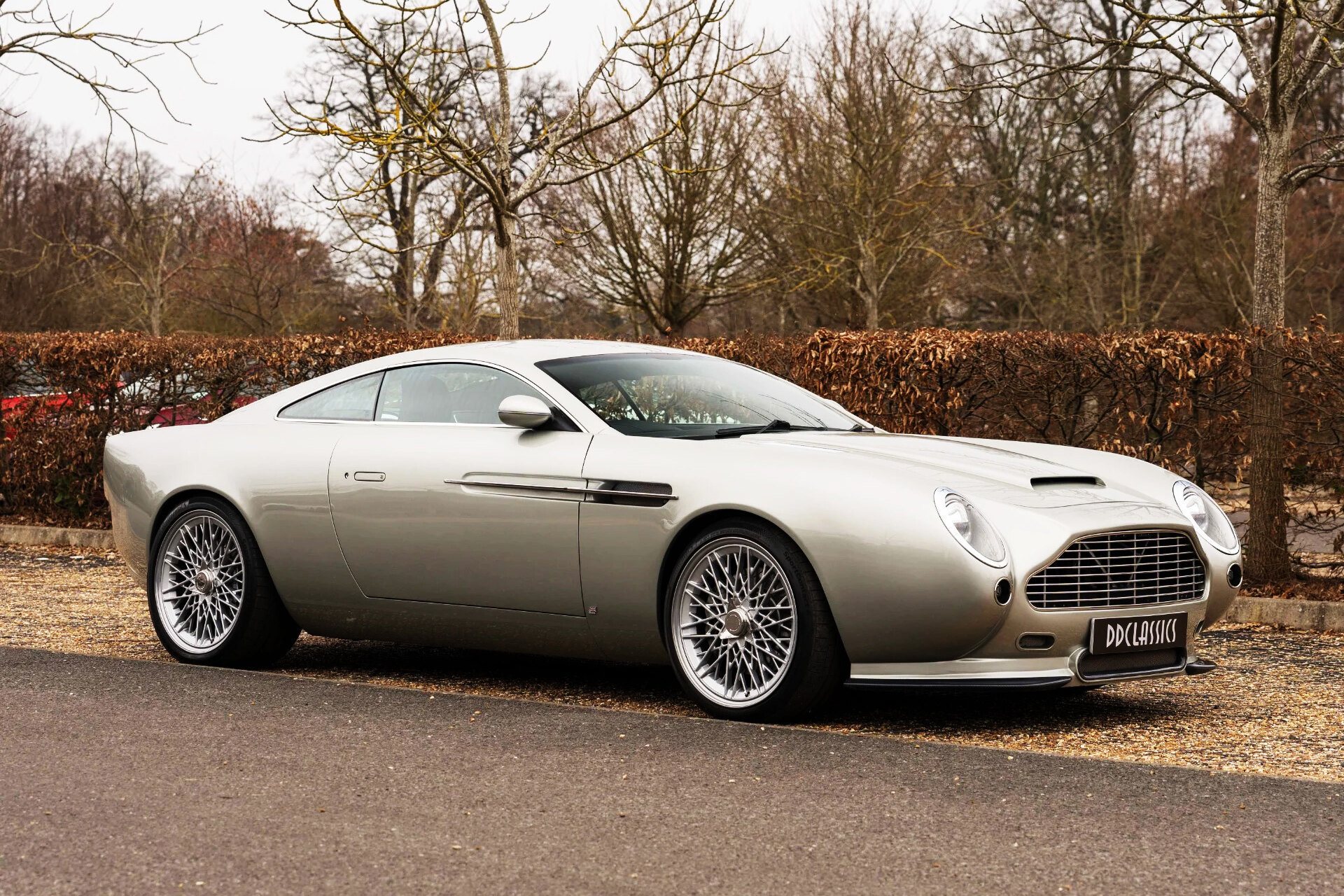 Британская компания попыталась переделать Aston Martin DB9 в классический  DB5. Получилось спорно