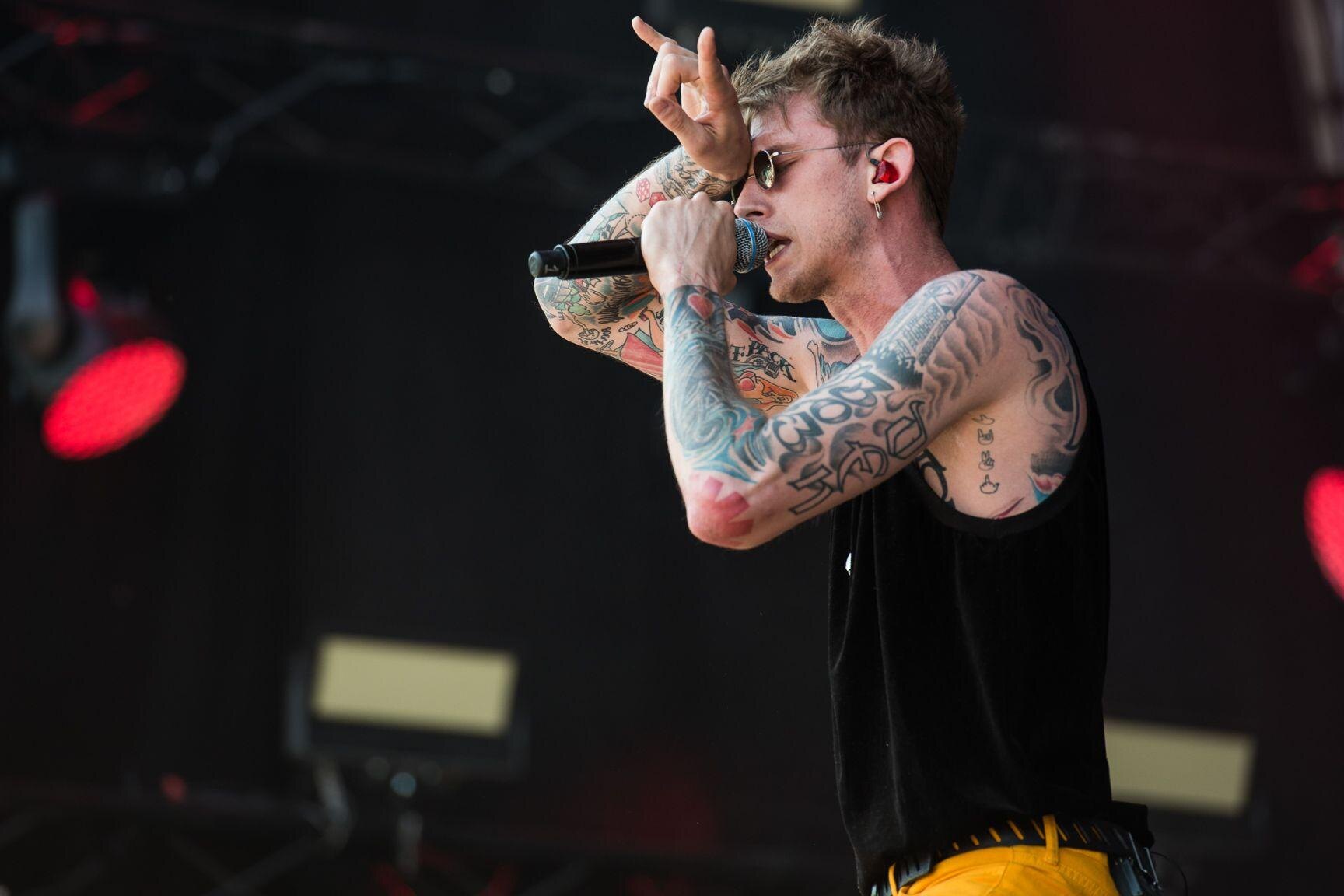 Machine Gun Kelly рассказал о нервном срыве и выкидыше в своем новом треке