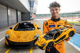 342817 кубиков и живой пилот Формулы 1 за рулем: собранный из LEGO McLaren P1 проехал по гоночной трассе Сильверстоун