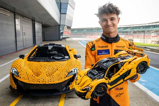 342817 кубиков и живой пилот Формулы 1 за рулем: собранный из LEGO McLaren P1 проехал по гоночной трассе Сильверстоун