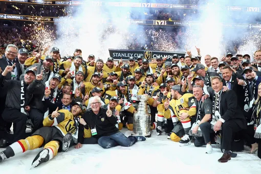 Команда Vegas Golden Knights празднует победу