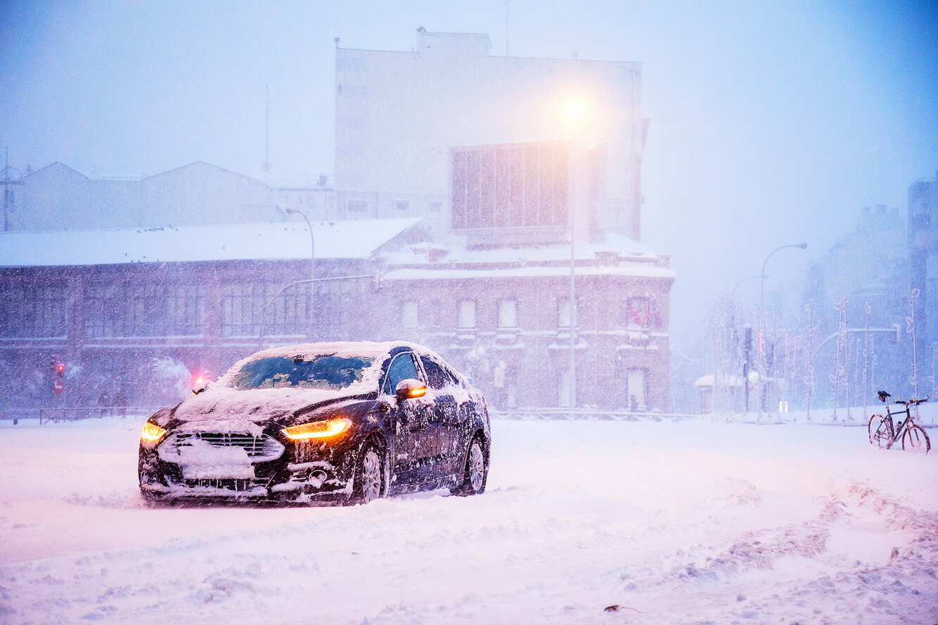 Машина на снегу перед