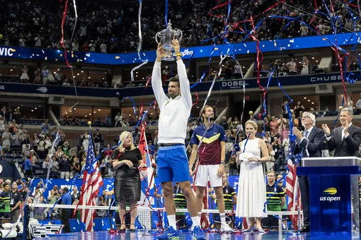 Медведев разгромно проиграл Джоковичу в финале US Open: матч смотрели Макконахи, Ди Каприо и Ратаковски