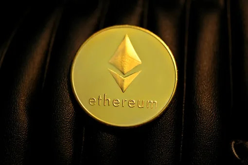 Ethereum (ETH). Запущен в июле 2015 года. Был разработан как альтернатива Bitcoin. Как вид криптовалюты, предлагает уникальную функциональность для разработчиков приложений, которые могут использовать блокчейн для создания распределенных приложений.