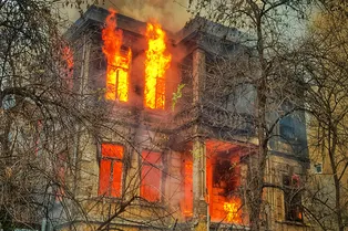 В центре Москвы пожар — горит хостел: на месте уже работают пожарные
