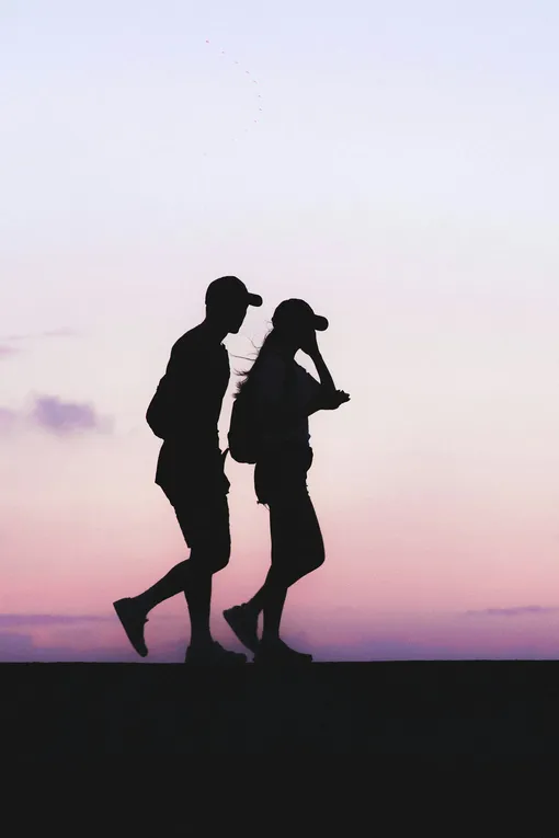 Мужчина и женщина на прогулке