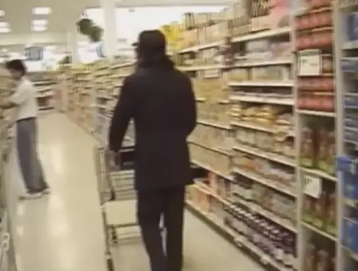 Майкл Джексон бродит по супермаркету