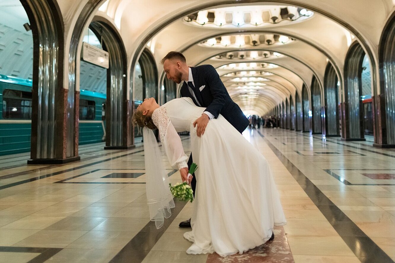 Свадьба на станции метро Маяковская