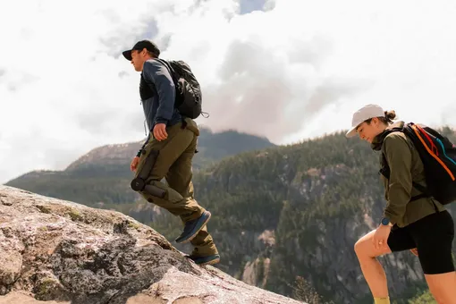 Новые электробрюки Arc'teryx помогут туристам меньше уставать в пеших походах