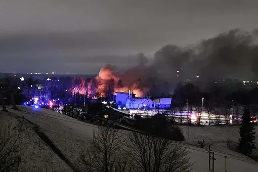 Грузовой самолет рухнул на жилой дом в Вильнюсе, есть погибшие: что известно о трагедии