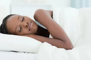 Чем полезно спать на боку?
