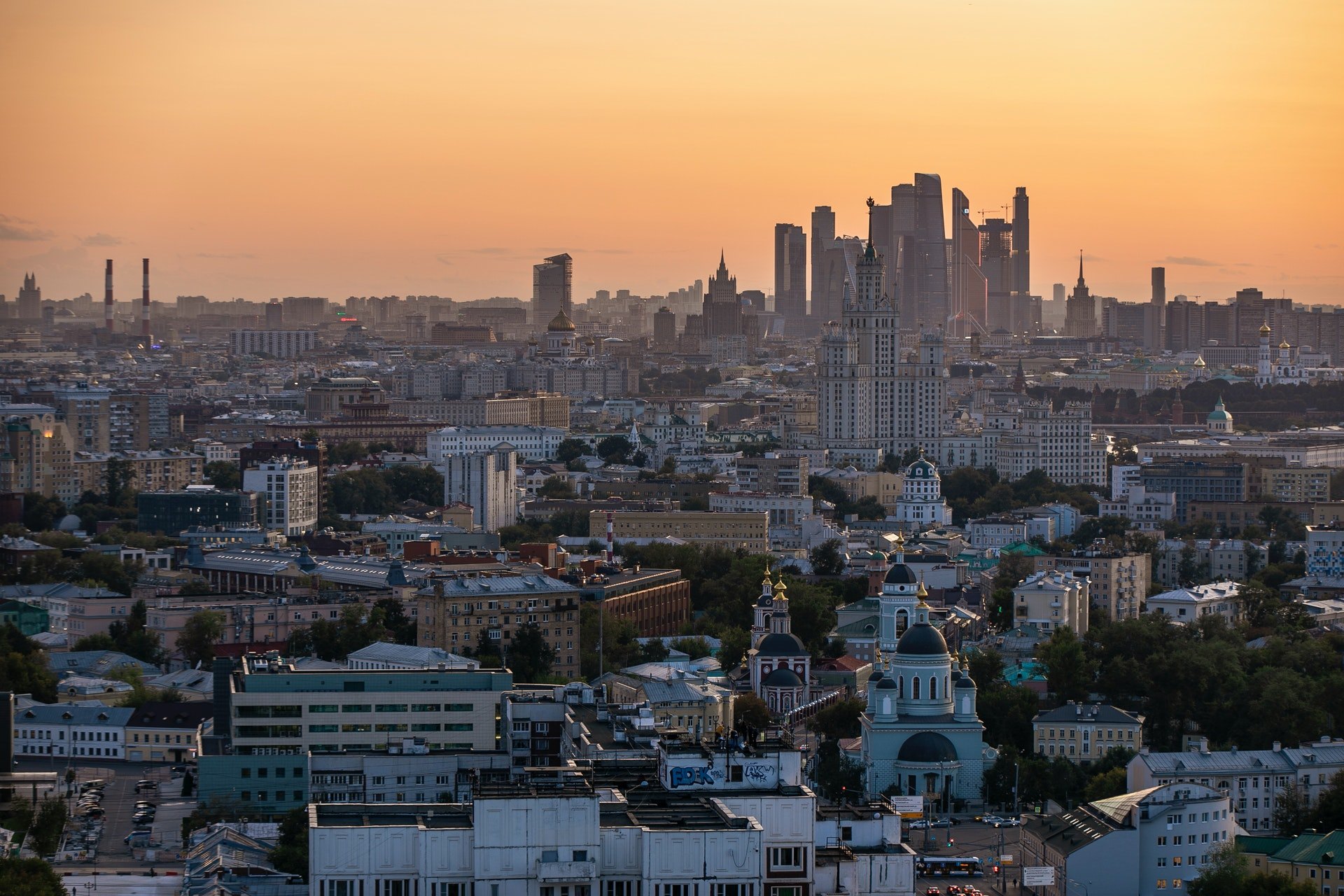 Что за таблички с латинскими буквами на московских домах?