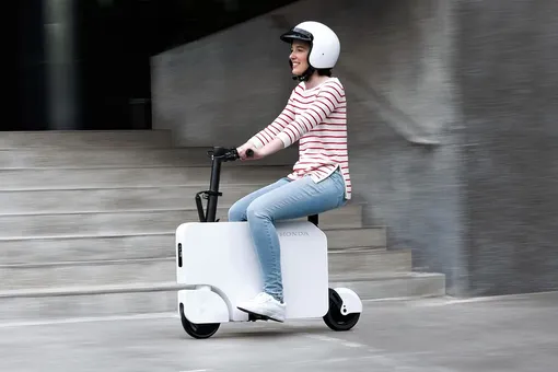 Он стоит 100 000 рублей и помещается в чемодане: посмотрите на новый складной скутер от Honda