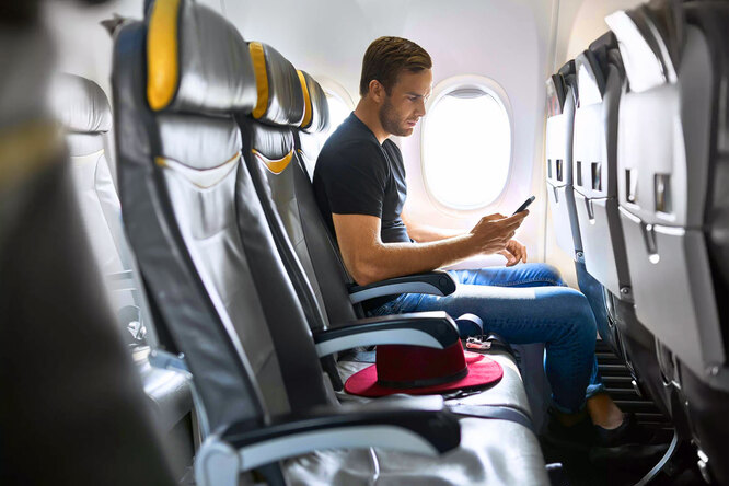 Почему важно выключать телефон во время полета?