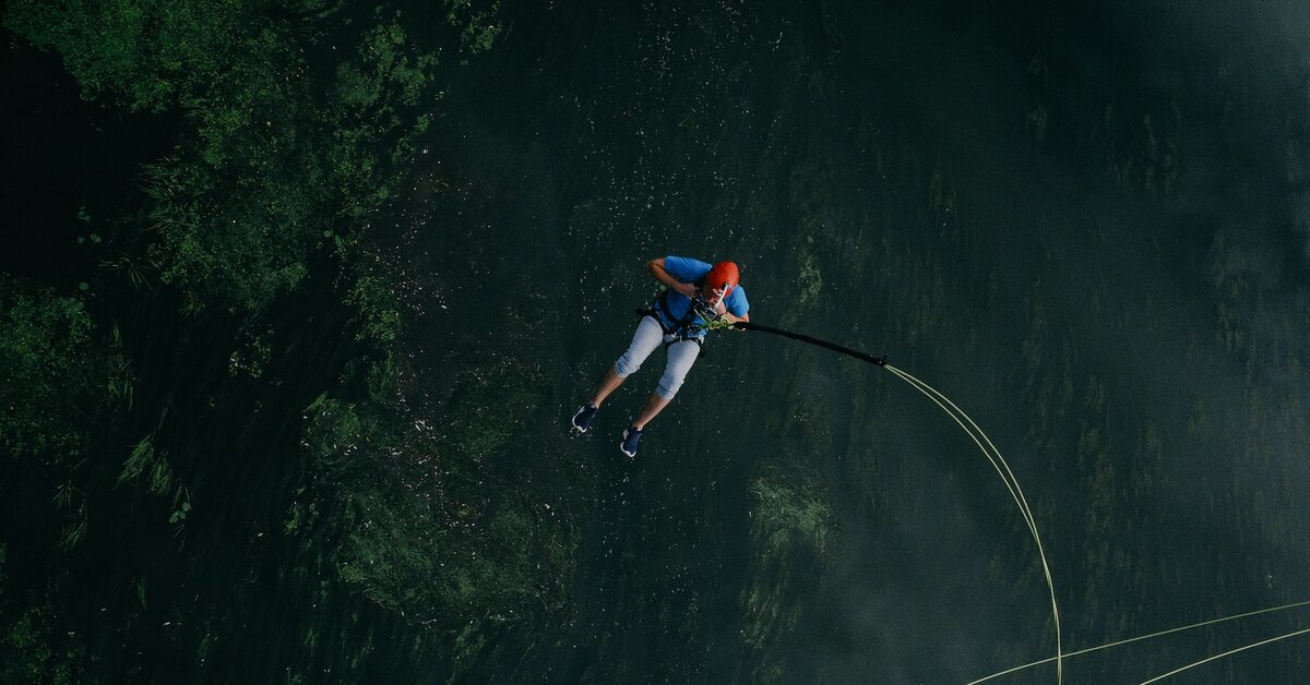 Продолжать прыгать. Джампинг с веревкой. Обои на ПК 1920х1080. Bungee jumping. Арт девушка прыгает с воду с высоты.