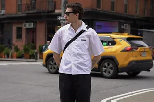 С чем носить белую рубашку мужчине: 7 образов, которые легко повторить