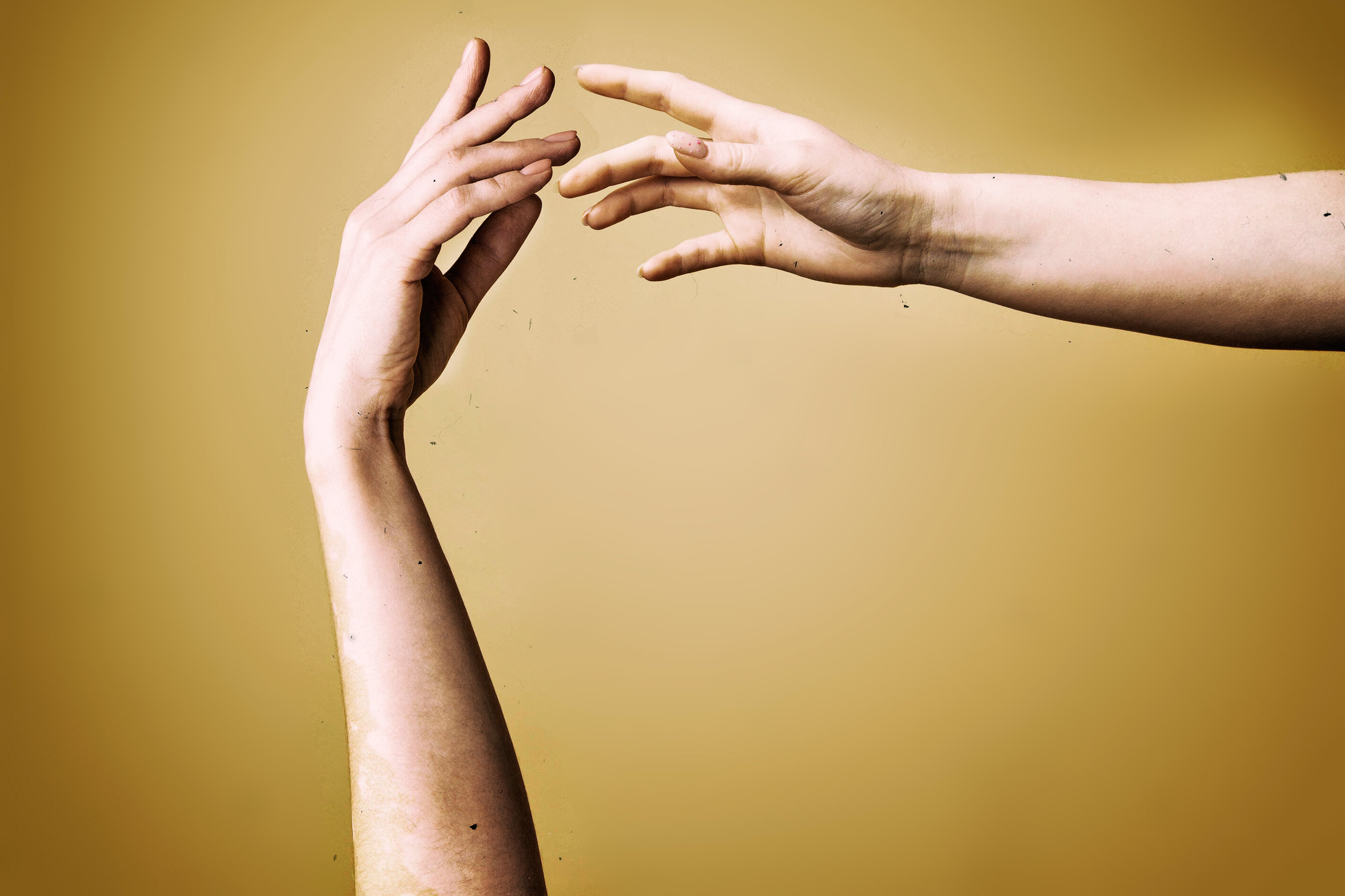 К чему чешется указательный палец на правой руке: у девушки, у женщины или мужчины