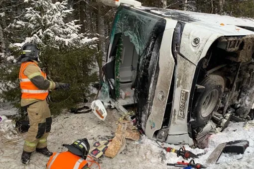 В Карелии опрокинулся автобус с туристами: что известно