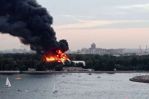 Видно со всего города: в Петербурге полыхает премиальный спортклуб у «Газпром-арены»