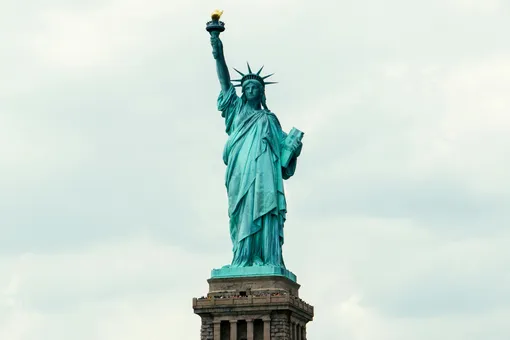 Люди сбиты с толку, узнав натуральный цвет статуи Свободы: она не должна быть зеленоватой