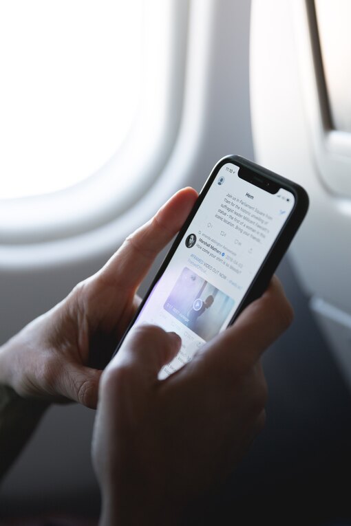 Можно ли пользоваться телефоном в самолете: зачем выключать смартфон во время полета