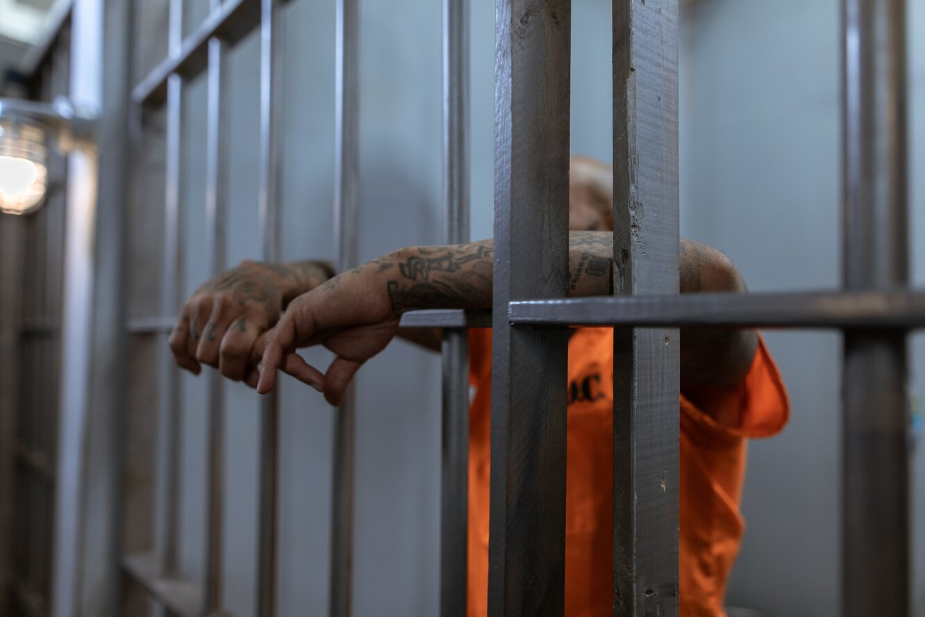 Фото за решеткой в тюрьме