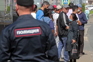 Госдума приняла закон о введении миграционного режима высылки из РФ. Что это значит?
