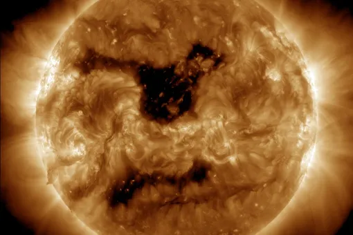 Огромная корональная дыра образовалась на Солнце: когда Землю накроет магнитная буря