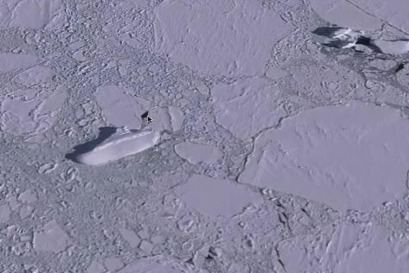 Ледяной корабль в Антарктиде