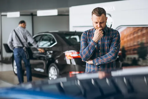 Что происходит с авторынком России? Склады с автомобилями переполнены, а дилеры готовы делать большие скидки