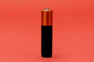 Почему если облизнуть батарейку, то она отдает кислотой?