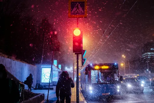 В Москве из-за сильного снегопада образовались аномальные сугробы