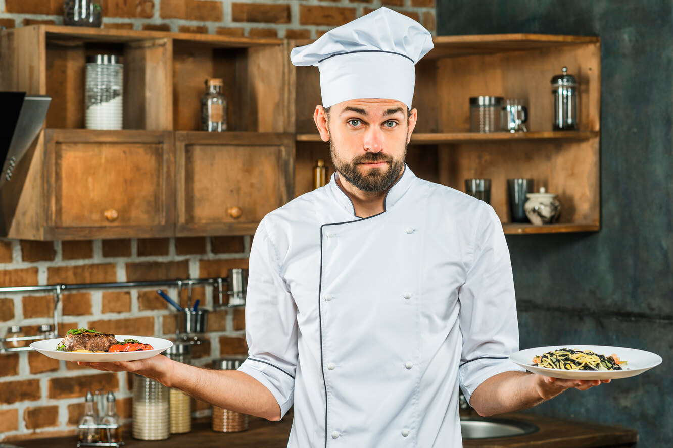 Chef сайт. Повар на кухне. Повар мужчина. Шеф-повар. Шеф повар мужчина.