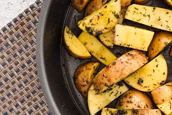 Жареная картошка с луком на сковороде