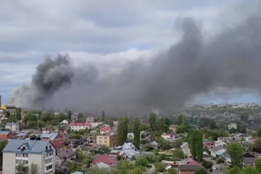 Пожар охватил машиностроительный завод в Воронеже: город заволокло дымом