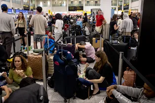 Тысячи застрявших в аэропортах: как масштабный сбой Windows парализовал мир