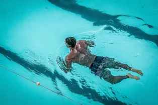 Почему силовые тренировки нужны всем мужчинам: как работает с железом олимпийский чемпион по плаванию Адам Пити