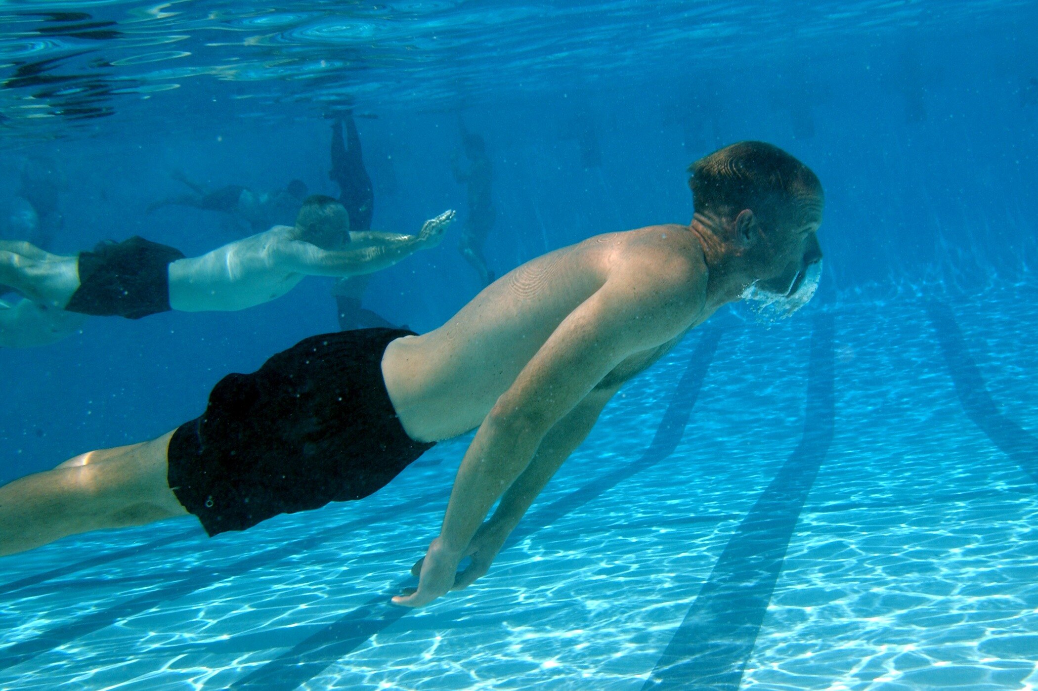 Плавание в бассейне порно видео из поиска