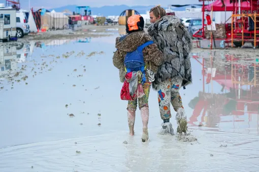 Фестиваль Burning Man из-за ливней утонул в грязи. Люди оказались заперты в пустыне