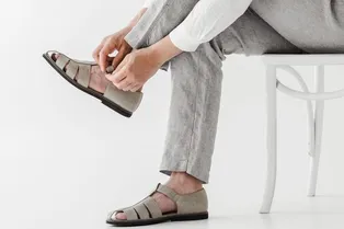 Что носить вместо сандалий летом: подберите модную закрытую мужскую обувь