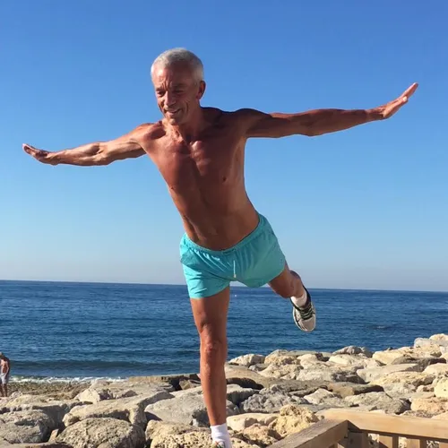 Этот 70-летний дедуля с большими мышцами сильнее зумеров: вот его секрет долголетия