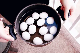 Как быстро и легко почистить вареные яйца: узнайте несколько хитростей