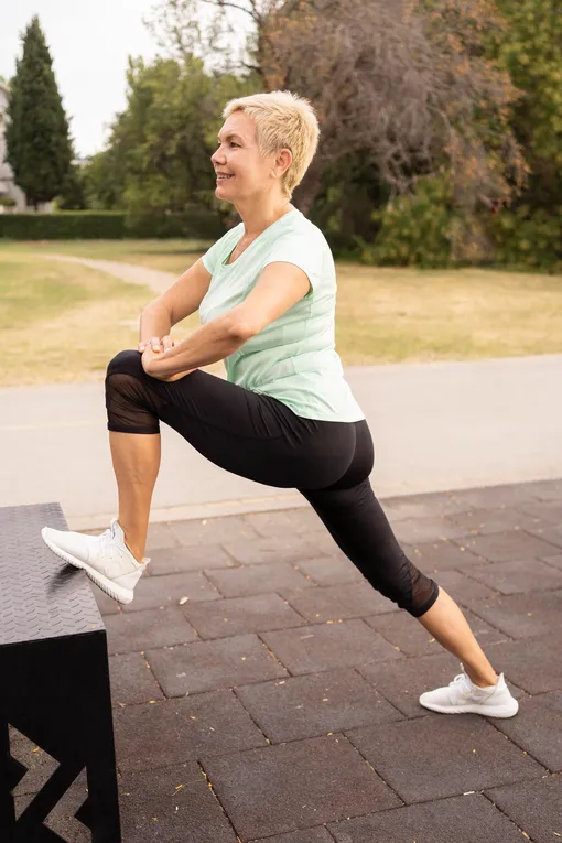 Женщина занимается фитнесом на свежем воздухе