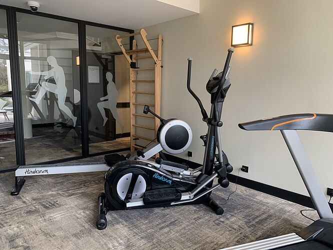 Современная фитнес-комната для постояльцев нашего отеля