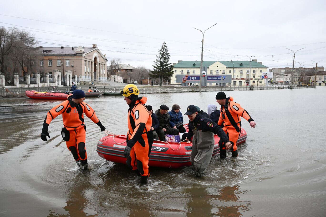 Нет ни хлеба, ни воды, все раскупили»: эти российские города могут  повторить судьбу затопленного Орска