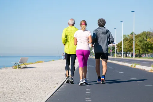 Полчаса или 10 000 шагов ходьбы: исследование показало, что лучше для похудения