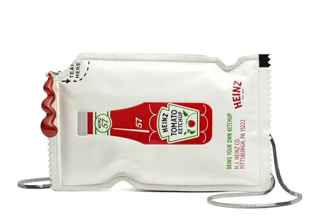 «Оторви здесь»: американский бренд выпустил необычную коллекцию сумок в виде пакетиков кетчупа