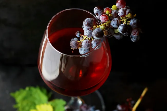 Красное вино и шоколад: сочетание этих продуктов спасает от рака и продлевает молодость